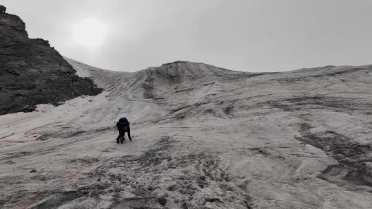 冰川上攀登甘孜党龄主峰夏羌拉雪山的登山者