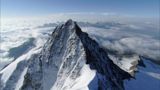 雪山山峰高峰