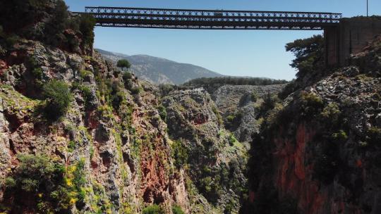 阿拉迪纳峡谷上的金属桥