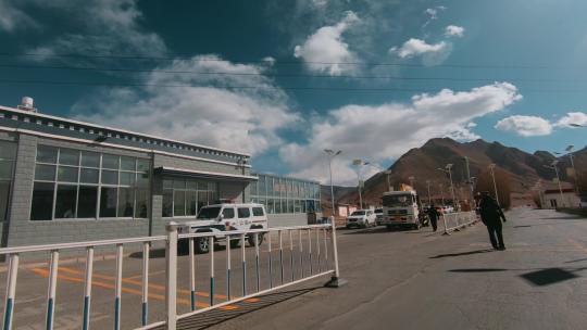 西藏旅游风光318国道车窗外公安检查站