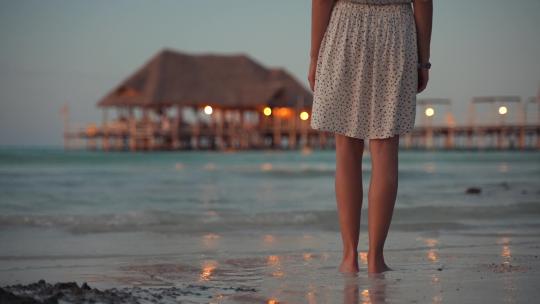 短裙美女独自在沙滩上