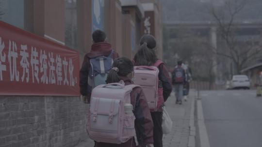 重庆小学生上学路上