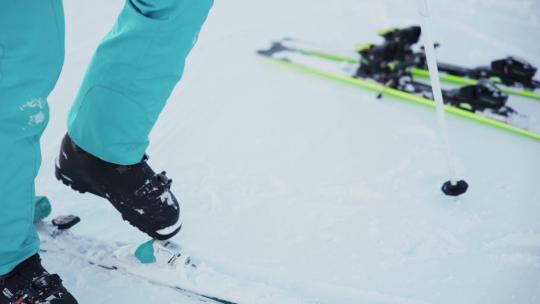 人在滑雪前系好滑雪靴