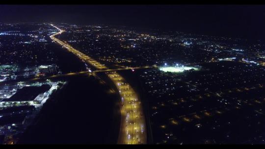 航拍美丽壮观的城市夜景州际公路夜间的交通