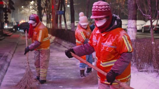 辽宁沈阳环卫工人冬季夜晚清扫道路积雪