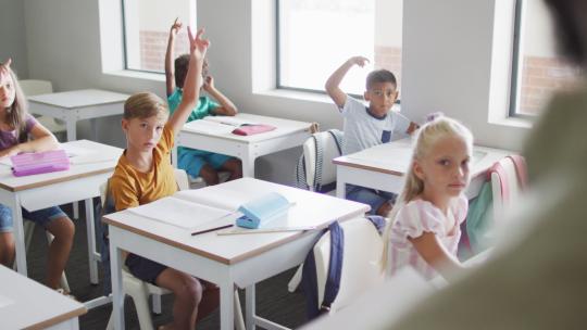不同学生在教室上课时举手的视频