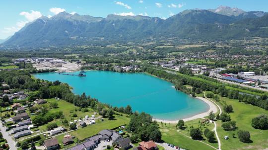 法国阿尔卑斯山的浅蓝色绿松石格里尼翁湖和沙滩-天线