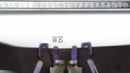 单词特写正在以旧老式打字机打字并在一张纸视频素材模板下载