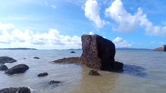 海边，晴空万里，微风波浪