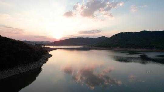 湖泊湿地日落夕阳自然风光4k航拍空镜
