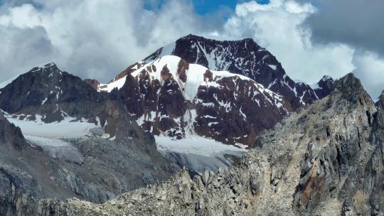 航拍四川甘孜沙鲁里山脉主峰夏塞雪山风光