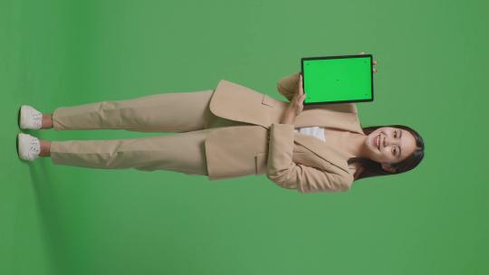 女人使用绿幕平板电脑