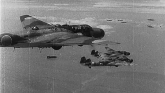 日军飞机轰炸重庆、城市燃烧视频素材模板下载