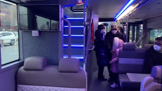 济南双侧观光巴士公交车，老城区旅游专线视频素材模板下载