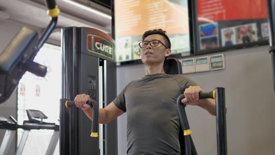 男子在健身房进行胸部力量锻炼视频素材模板下载