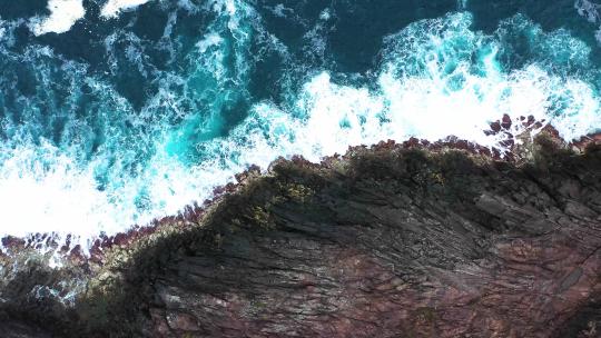 海浪拍打岩石海浪礁石大气海浪翻滚大海