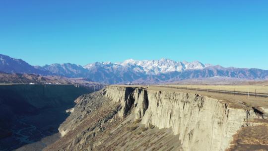 新疆安集海大峡谷自然风光上升视角的航拍