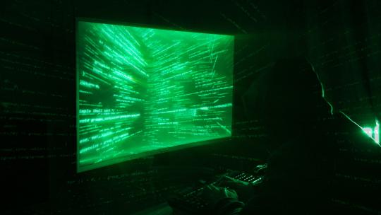 蒙面黑客在黑暗的房间里破解安全密码4K视频素材模板下载