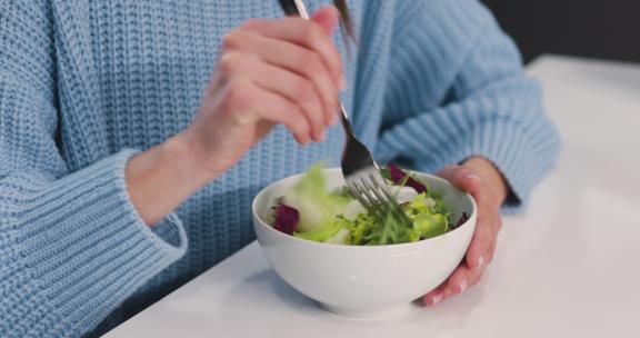 办公室一女性在吃蔬菜沙拉减肥餐