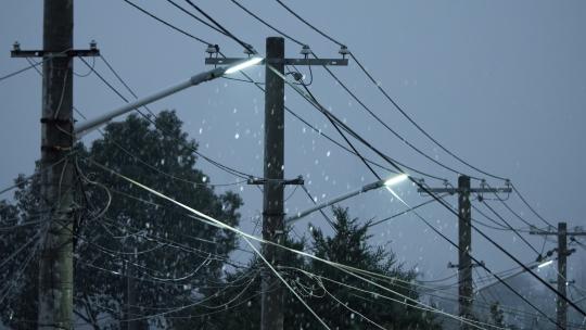 冬天冬季傍晚下雪路灯实拍空镜