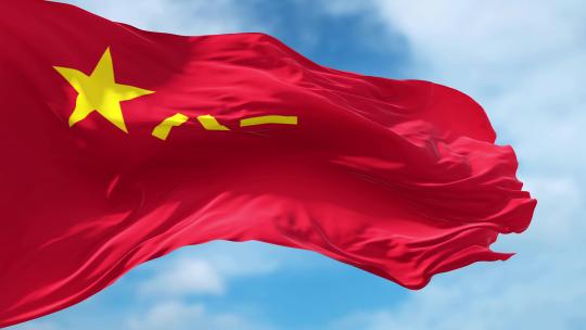 蓝天下八一军旗迎风飘扬