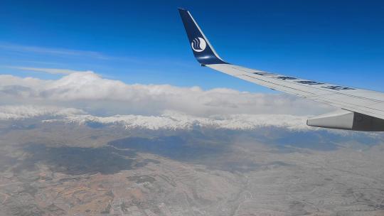 山东航空航班飞过祁连山脉雪山群峰视频素材模板下载
