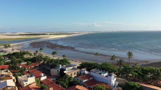 Jericoacoara Ceara巴西。风景优美的沙丘和绿松石雨水湖