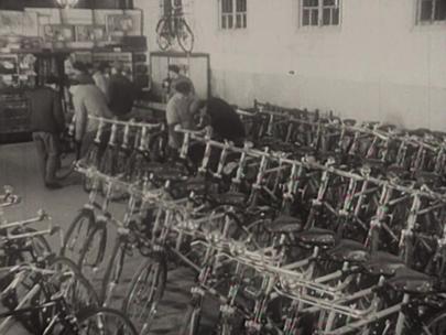 自行车发展历史 黑白影像资料 自相车售卖