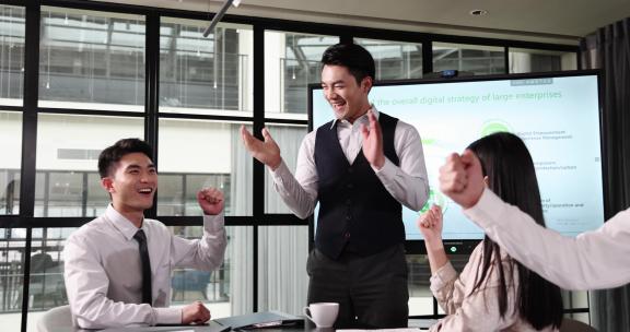 领导在会议上给同事加油打气