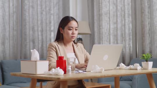 生病的亚洲女商人咳嗽而工作与笔记本电脑在客厅在家里