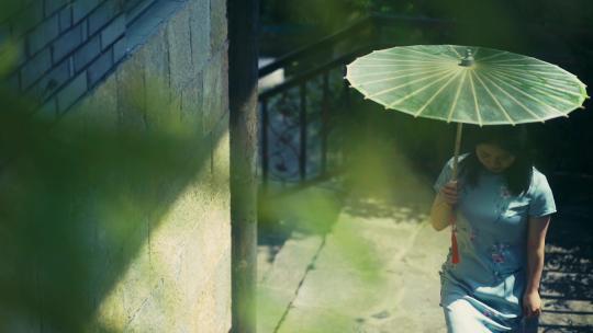 江南美女旗袍文化撑着油纸伞中国传统服饰