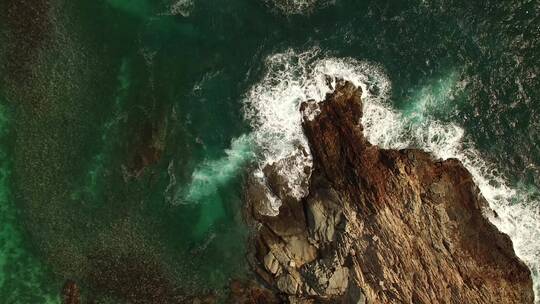 海浪冲击岩石航拍