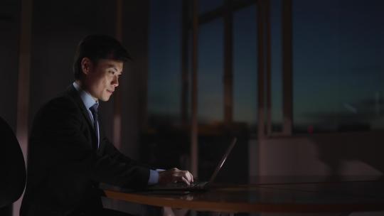 MS SELECTIVE FOCUS Businessman深夜在笔记本电脑上工作/新加坡