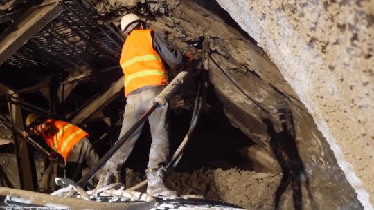 建筑工人钻挖隧道成组镜头视频素材模板下载