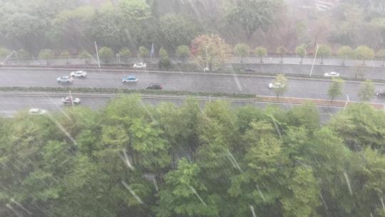 4K高清实拍雨天高楼俯拍马路上行驶的车辆