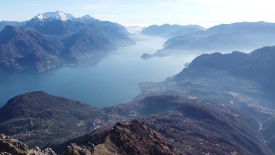 在意大利科莫欧洲阿尔卑斯山山顶徒步旅行者周围飞行
