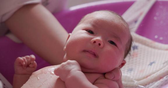 婴儿洗澡 TVC广告特写镜头 育儿嫂护理