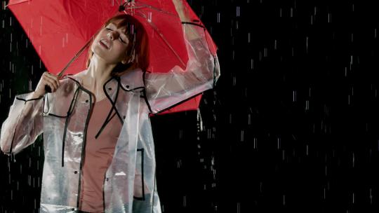 美丽的女人在雨中跳舞视频素材模板下载