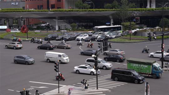 4K上海城市交通十字路口人流车流100P高清在线视频素材下载