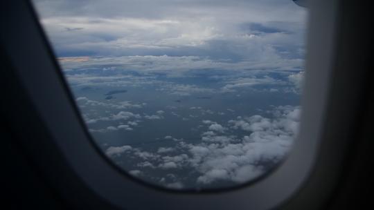 4K飞机窗航拍壮观的云海视频