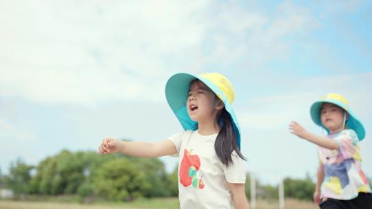 开心的小朋友户外研学活动