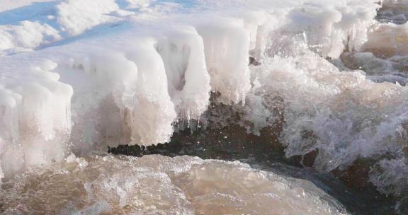 冰雪开始融化的河流升格视频