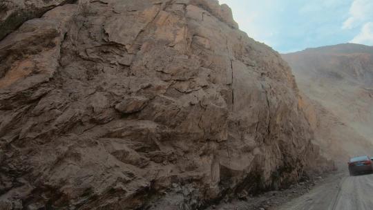 西藏旅游风光318国道塌方落石路段