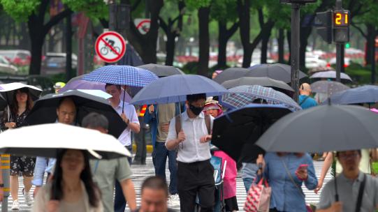 雨季雨天行人街头车流