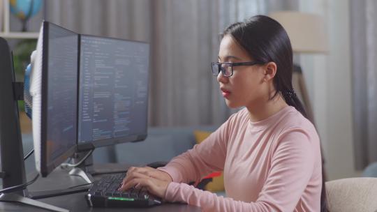 亚洲少女程序员在创建软件工程师开发应用程序、程序时伸展
