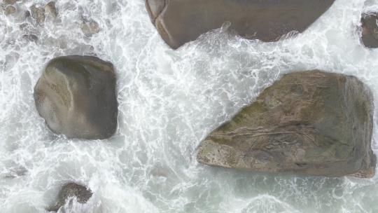 4K航拍 海浪冲在岩石沙滩上