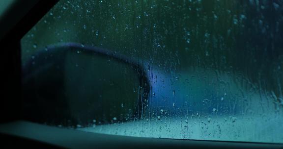 下雨天雨水从车窗滑落