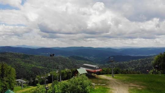 Jaworzyna Krynica缆车和波兰贝斯基德山脉全景，鸟瞰图