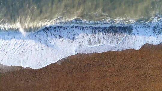 海浪涌向海岸航拍
