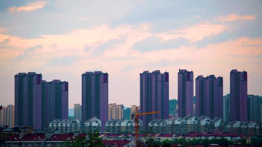 南京城市在建工程上空的流云